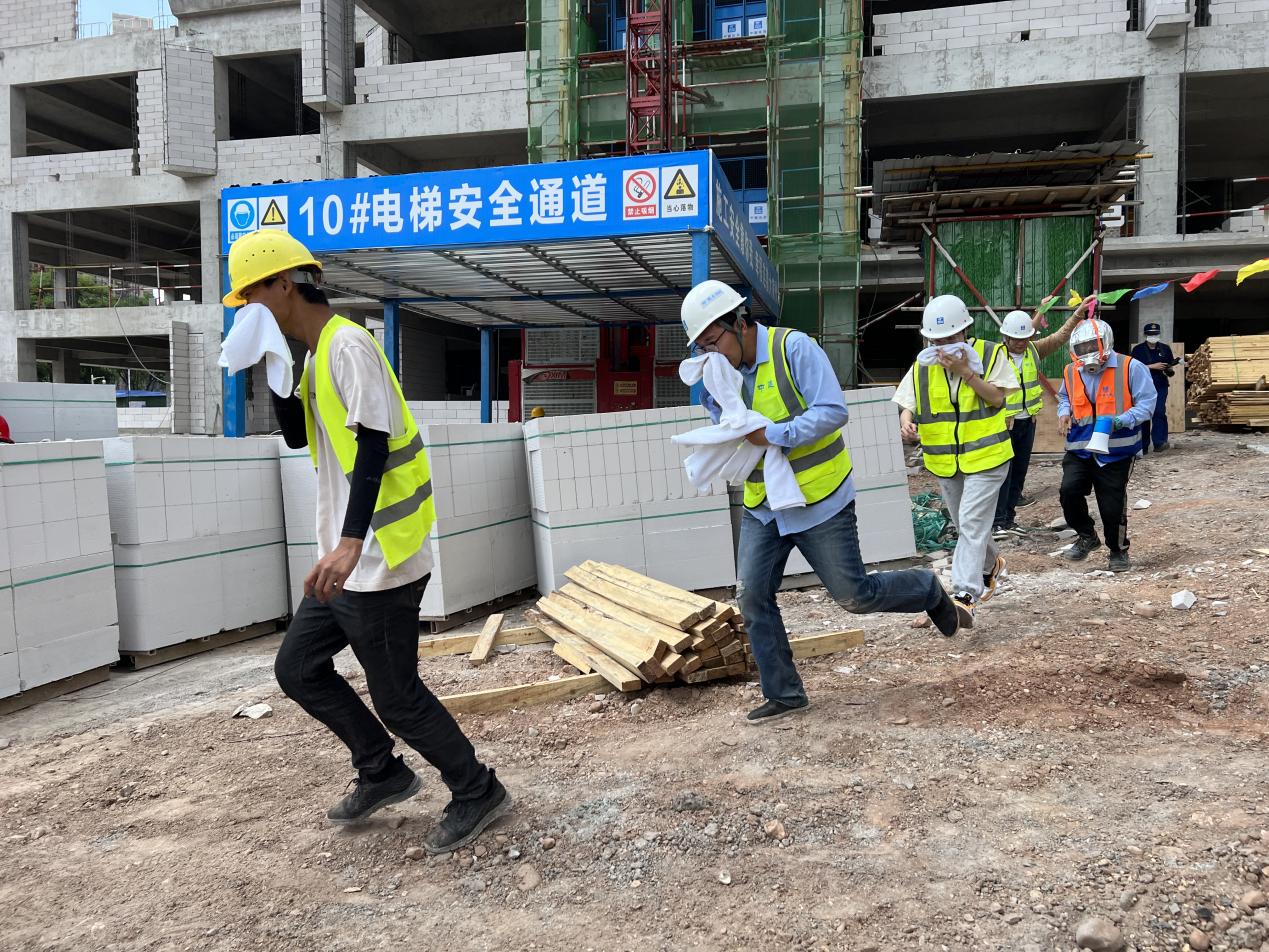 安寧市官廂街更新改造工程項目開展消防應(yīng)急演練